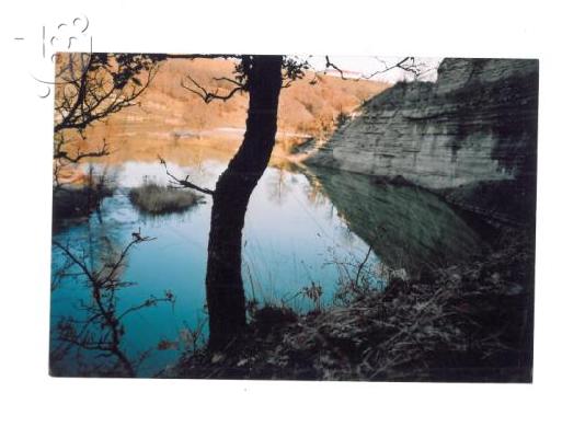 Σε μια όμορφη τοποθεσία οικόπεδο, ήσυχη τοποθεσία στην πλαγιά του λόφου σε άμεση πρόσβαση ...